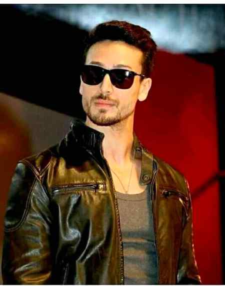 ترے ہونٹوں سے لگے سیگریٹ بھی♣️
میں نے آج تک سنبھال کے رکھے ہیں🔻