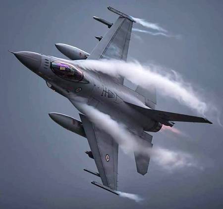 جلدی بازی میں ہارے ہوئے کچھ لوگ پھر دیر تک اپنی ہار کا سوگ مناتے ہیں۔