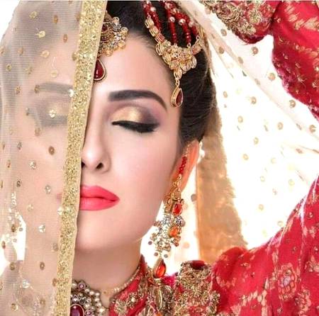 Teri nazron ko fursat na mili
Warna maraz itna la ilag na tha
Hum ne wahan b mohabat bant di
Jahan mohabaton ka riwaj na tha
Rajput🌹🌹🌹