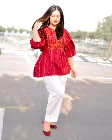میری فطرت میے نهی کسی کو بهول جانا  بهولتے وه هین جن مین بهت غرور هوتا هے S