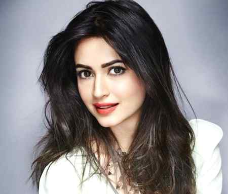اِتنی آساں نہ یہ رہائی تھی
جو تیرے ہجر میں کمائی تھی
اُس کو عادت تھی چھوڑ جانے کی
میری قسمت میں بھی جُدائی تھی۔