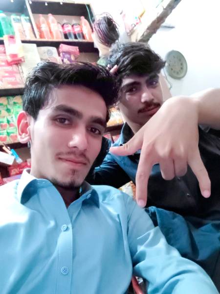 Aankhon Me Armaan Diya Karte Hai,
Hum Sabki Neend Chura Liya Karte Hai,
Ab Se Jab Jab Aapki Palkay Jhapkeygi…..
samaj Lena Tab Tab Hum Aapko Yaad kiya karte Hai…..!