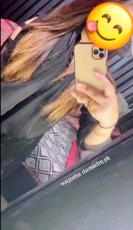 Roobroo hone ka mauka to nahi milta hai din,
Isliye shabdon se apne chhoo leti hoon main tumhe…