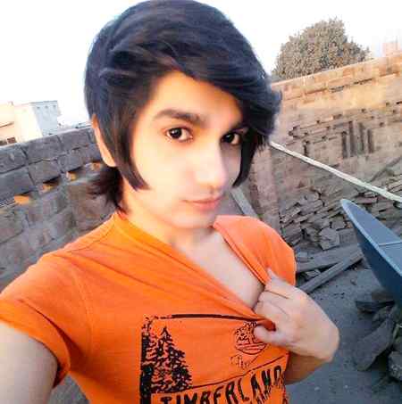 When my friend says ...tu Bewafa Hein ....mE 👇👇👇Dil Cheer Ke Dekh Love Tera Naam Hunga 🤳