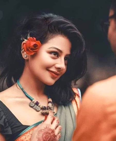 سو دیکھ کر تیرے رخسار و لب، یقین آیا 
کہ پھول کھلتے ہیں گلزار کے علاوہ بھی!!!