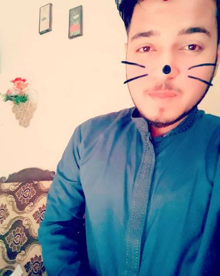 Ab toh adat hai akela baitny ki