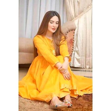 *کلیوں کا رَس نچوڑ کے بھر لوں کوئی دوات*
*پھر  حُسنِ  بے  مثال  کی  اک اک ادا لکھوں.*
*❤❤*