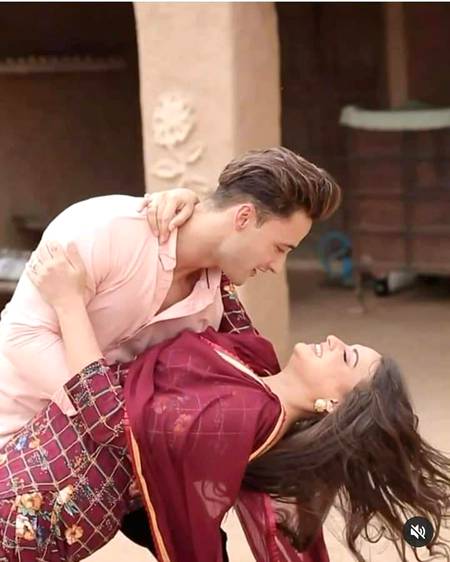 💕 محبت آزمانی ہو تو  ,,, بس اتنا ہی کافی ہے 😊😊

😕 ذرا سا روٹھ کر دیکھو ,,, منانے کون آتا ہے 🔥🔥

_Nono_