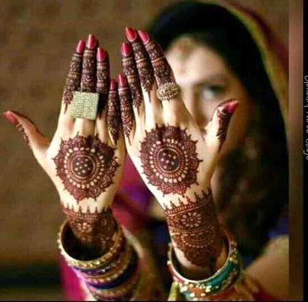 Apny hatho ko to esa dakh rahi hai jesa mehndi kabi b nhi lagi kisi na b