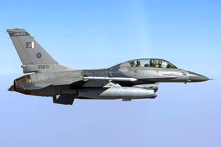 Double seat Double pilots F-16 jet.... PAF