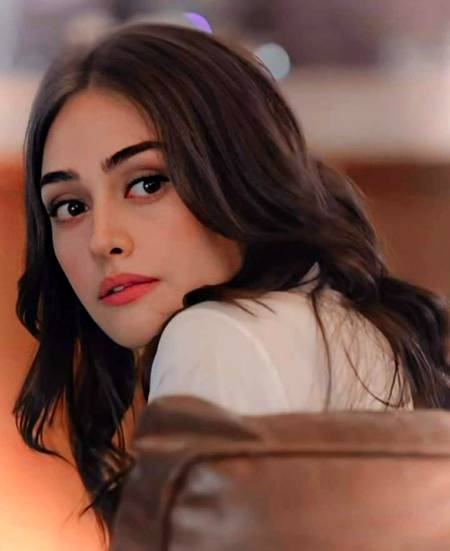 آج کا لکھا ہوا تازہ کلام 

خیال دلبر و دلربا میں کیا لذت آشنائی  ہوتی  ہے

اس بات کو پھلانے میں پیار کی رسوائی ہوتی ہے

خیال دلبر و دلربا میں اک عجب مستی  ہوتی  ہے

کئی خوشبوؤں کی عرق ریزی کے بعد یہ ہوتی  ہے

خیال دلبر و دلربا سے نہ پوچھ یہ کیونکر ہوتی ہے

جیسے دیوانے کو ایک لذت  دیوانگی میں ہوتی  ہے

خیال دلبر و دلربا میں رہنے کی ایک عادت ہوتی  ہے

یہ سبق  بار بار  دوہرانے کی عادت  اپنانی ہوتی  ہے
