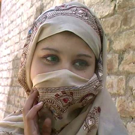 گم سم لہجہ، بہکی باتیں۔۔۔
قلم کتابیں ، تنہا راتیں۔۔۔💔😶