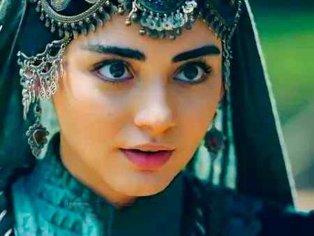 کتنے مردہ خواب پڑے ہیں 🍁🔥
میری زندہ آنکھوں میں 🙄🍁