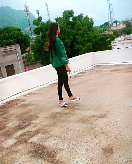 Main jb lehaz krti Hun tu bat nahi krti
Or jb bat krti Hun tu lehaz nahi krti..Um e Hani Rajpoot