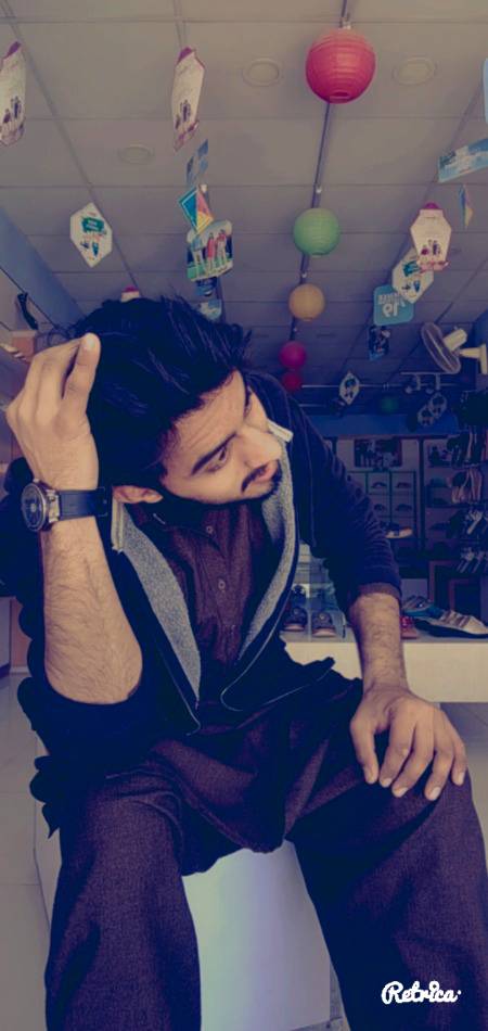 Yr wo mujse juda ho kr b bimar nh lgti r or jhukna parhta h muje uski glti k agy 😔gunah itna chalaki sy krti h gunahgar nh lgti 🌹🖤🤟😍🤫