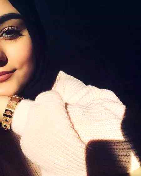 Ghzb ye k mai zra b khoobsoorat nhi😒 kamal ye k wo phir b mujhe psnd krta hai😍😍🙈