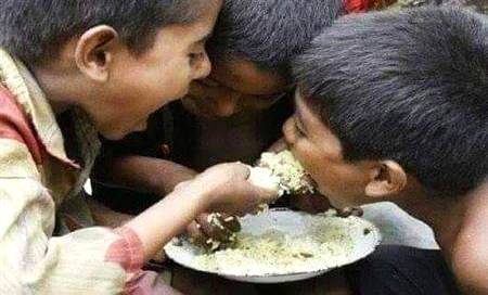 مفلسی حس لطافت کو مٹا دیتی ہے
بھوک آداب کے سانچے میں ڈھل نہیں سکتی