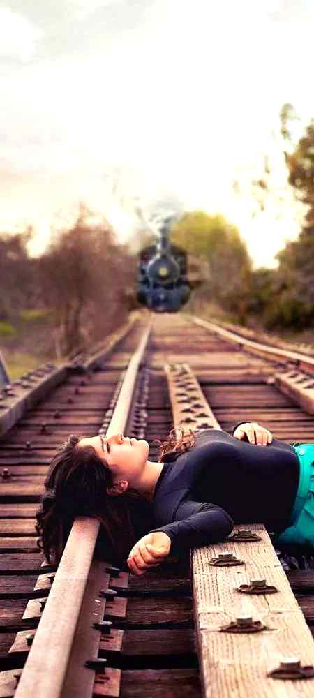 ایک حماقت یاد آئی،دیر تک ہنستے رہے۔۔_
ہم غلط پٹٹری پر بیٹھے ریل کو تکتے رہے