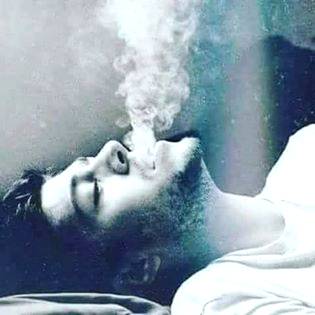 وہ بڑے تجسس سے پوچھ بیٹھا میرے غم کی داستان 
💔💔😥
میں ہلکا سا مسکریاا ور کہا محبت کی تھی