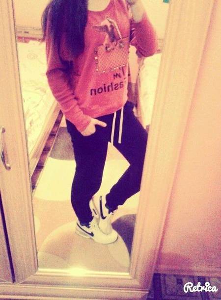 میں تم پہ لاکھ جتاؤں, تم نہ سمجھو گے
میں جو مر بھی جاؤں, تم نہ سمجھو گے
کسی کو کھو کے جینا بھی کیا مصیبت ہے
میں دل کو چیر دکھاؤں..تم نہ سمجھو گے
تم تو اپنے شہر کے رئیس زادے ہو
"غریب "  قصے سناوں , تم نہ سمجھو گے
دعویٰ محبت کا۔۔۔ کیسے نبھاتے ہیں تمہیں
"خاک"  کی بھینٹ چڑھاوں , تم نا سمجھو گے
Hania