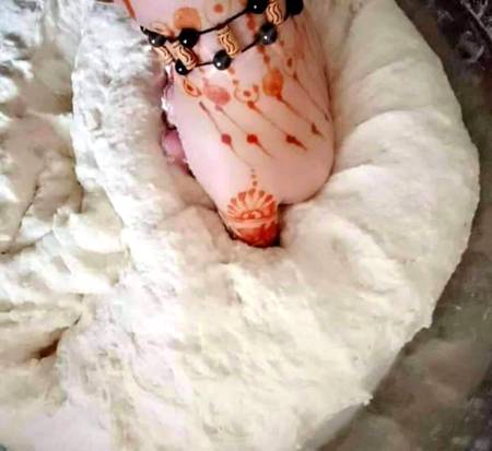 تم آٹا گوندھتی رہنا😍
میں تمہارے چہرے سے زلفیں ہٹاتا رہوں گا😍😜