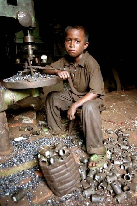 افلاس کی بستی میں ذرا جا کر تو دیکھو_
وہاں بچے تو ہوتے ہیں مگر بچپن نہیں ہوتا