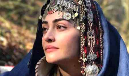 ترکی کی مقبول اداکارہ اسریٰ بلجک کا کہنا ہے کہ انہیں کشمیر کے متعلق جاننے میں بہت زیادہ دلچسپی ہے اور وہ اپنی دستاویزی فلم کے لیے کشمیر کا دورہ کرنے کی خواہشمند ہیں۔ترک ڈراما سیریز ’’ارطغرل غازی‘‘ میں حلیمہ سلطان کا مرکزی کردار اداکرنے والی اداکارہ اسریٰ بلجک نے حال ہی میں ایک معروف پاکستانی میگزین کے لیے فوٹوشوٹ کروایا اور انٹرویو دیا ہے۔ اسریٰ کے فوٹو شوٹ کی تصاویر سوشل میڈیا پر بہت زیادہ وائرل ہورہی ہیں۔اسریٰ بلجک نہ صرف ترکی کی معروف اداکارہ ہیں بلکہ قانون کی تعلیم حاصل کررہی ہیں ۔ وہ ایک دستاویزی فلم بنانے کا ارادہ بھی رکھتی ہیں اور اپنی فلم کے حوالے سے وہ پاکستان کا دورہ کرنے کی خواہشمند ہیں