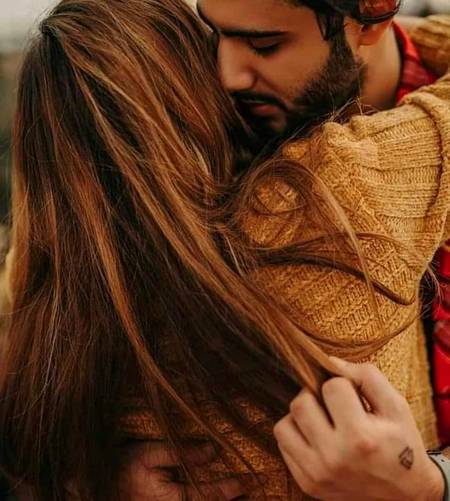 میرے بازوٶں میں آکر میرا درد چین پاۓ
تیرے گیسوٶں میں چھپ کر میں جہاں کے غم بھلا دوں
