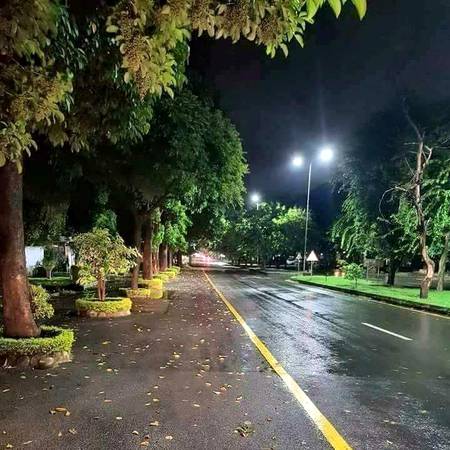 خاموش سا شہر اور گفتگو کی آرزو

ہم کس سے کریں بات کوئی بولتا ہی نہیں