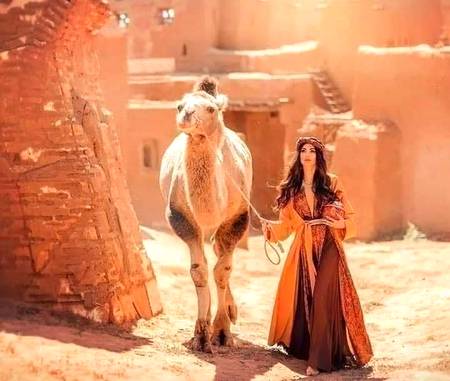 گاٶں میں وبا کے خاتمے کے لیے
حُسن چھوڑا گیا ھے گلیوں میں !