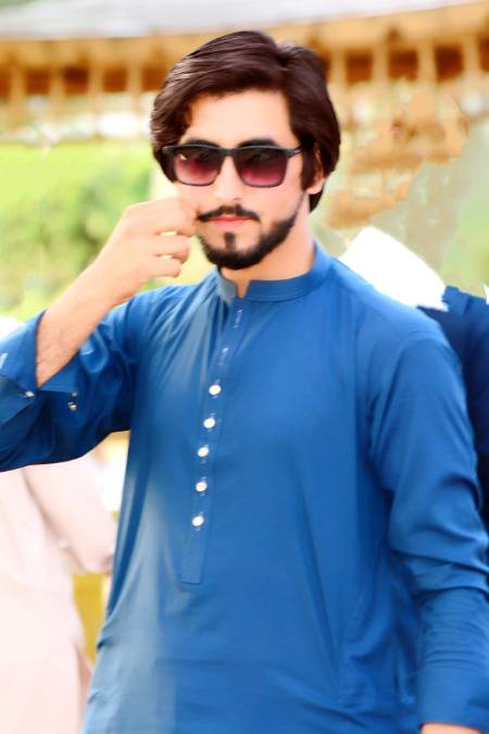 ہمیں عطا نہیں فن سر جھکا کر بات کرنے کا 

ہم حق کی بات پر گردن کٹانے والے لوگ ھیں ✌