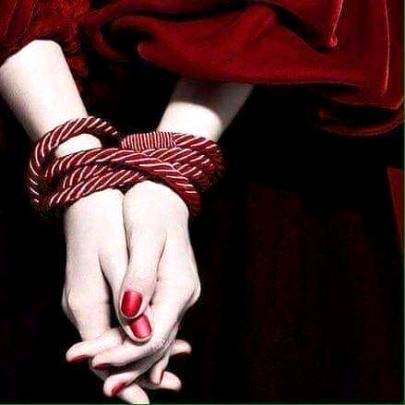 *✍🏻واقعات روشنائی کی طرح ہوتے ہیں، جس جگہ ڈالے جائیں وہاں اپنا نشان ضرور چھوڑ جاتے ہیں مگر وہ ہر شخص کو نظر نہیں آتے۔ صرف وہی انہیں اس جگہ ری پلے ہوتے دیکھ سکتا ہے جس کی نظر میں یادوں کا عدسہ لگا ہو۔ پھر ہر جگہ، ہر گھر، ہر سڑک کا نام بدل جاتا ہے۔ ہم انہیں اپنے حساب سے یاد رکھتے ہیں اور پھر ساری زندگی ہم دنیا کو اپنے نقشوں، اپنے سائن بورڈز کے تحت ہی دیکھتے رہتے ہیں۔*
