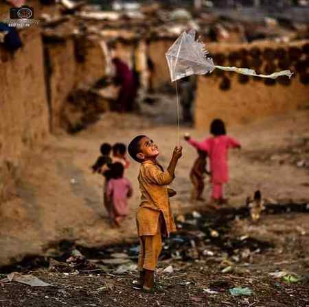 کٹی پتنگ کا رُخ تھا میرے گھر کی جانب 
اسے بھی لُوٹ لیا اونچے مکان والوں نے۔🥺