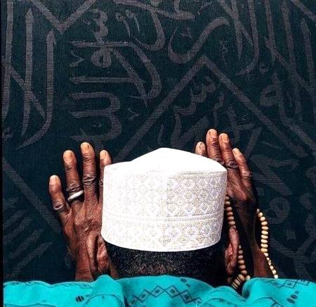 میں جب بھی گڑگڑاتا ہوں تو یہ محسوس ہوتا ہے
مرا رب پاس بیٹھا ہے ! میرا سر تھپتھپاتا ہے_!