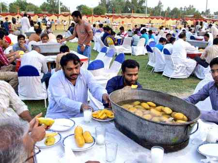 پنجاب میں شادی کا اپنا انوکھا انداز
آم اور لسی کے ساتھ ولیمہ کی تقریب
😋😋😋'