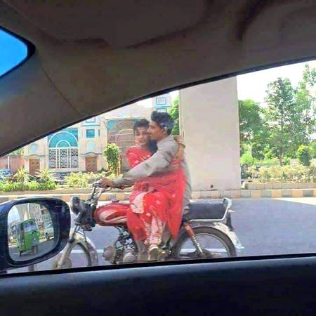 اپنا رائے ضرور دیجئے کہ یہ پیار ہے یا مجبوری