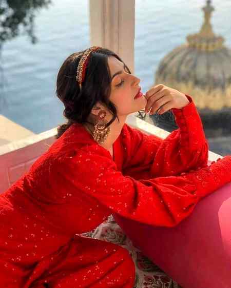 Tum chupa na sko ge main wo raz hon 
Tum bhola na sko ge wo andaza hon.
Gonjta hon jo dil me to heran ho q
Main tumhary he dil ke to awaz hon.