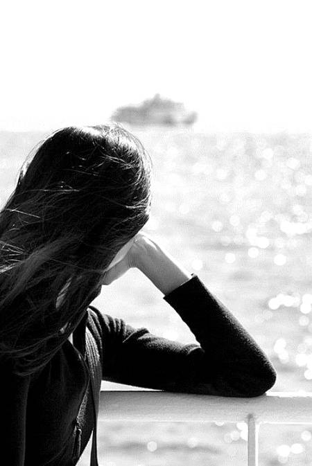 ایک حد تک درد سہنے کے بعد
انسان خاموش ہو جاتا ہے
اور پھر نہ کسی سے شکایت کرتا ہے،
اور نہ ہی کسی سے امید رکھتا ہے