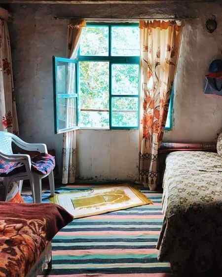 ہم فانی محبتوں کے پیچھے بھاگ کر جب خالی ہاتھ رہ جاتے ہیں تو تب یاد آتا ہے
بس خدا اور اسکی محبت 🌸