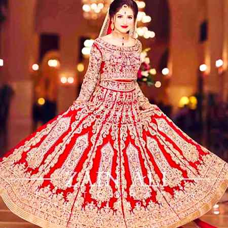 Amazing bridal dres. ..