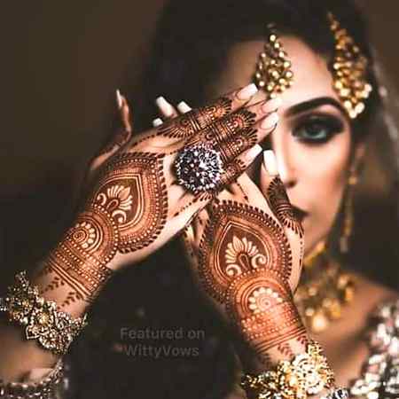 Mehndi lgi h us k hathon py lekin wo khush nh.. . . KitnI bri daleel h urat k sabr ki...😇😇