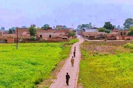 اگر ہماری 65 فیصد آبادی دیہات میں نہ ہوتی تو سوچیں آج راشن کا کتنا بڑا مسئلہ ہوتا۔
گاوں کے لوگوں کے پاس 10 یا 20 من پرانی گندم پڑی ہے اور نئی گندم آنے والی ہے۔
گھر میں ایک دو گائے بھینس چند مرغیاں ہیں ۔
گھی مکھن دہی انڈے کے ساتھ روٹی کھا رہے ہیں بلکہ شہر والوں کو بھی بھیج رہے ہیں الحمداللہ ۔
ورنہ ان کا بوجھ بھی شامل ہو جاتا تو کیا ہوتا۔شہر کے لوگ انہیں پینڈو کہتے ہیں۔
اور ہمیں پینڈو ہونے پہ فخر ہ