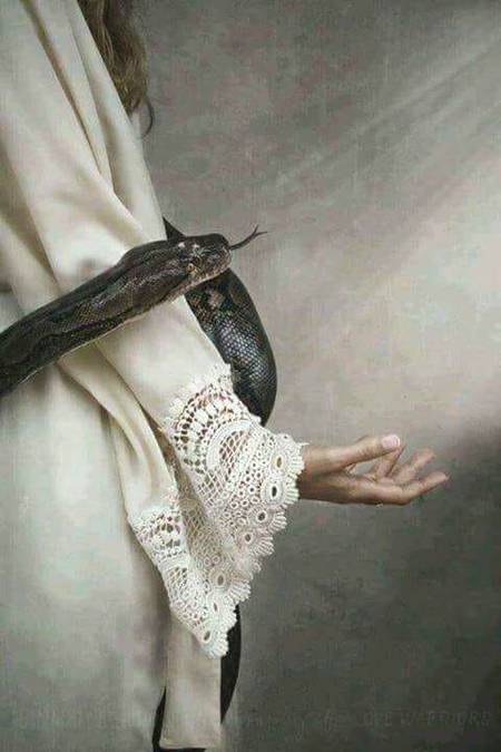 ﮐﺌﯽ ﺳﺎﻧﭗ ﺗﮭﮯ ﻗﯿﻤﺘﯽ ﺍﺱ ﻗﺪﺭ !!!...
ﺍُﻧﮩﯿﮟ ﺁﺳﺘﯿﮟ ﻣﯿﮟ ﭼُﮭﭙﺎﻧﺎ ﭘﮍﺍ !!!...