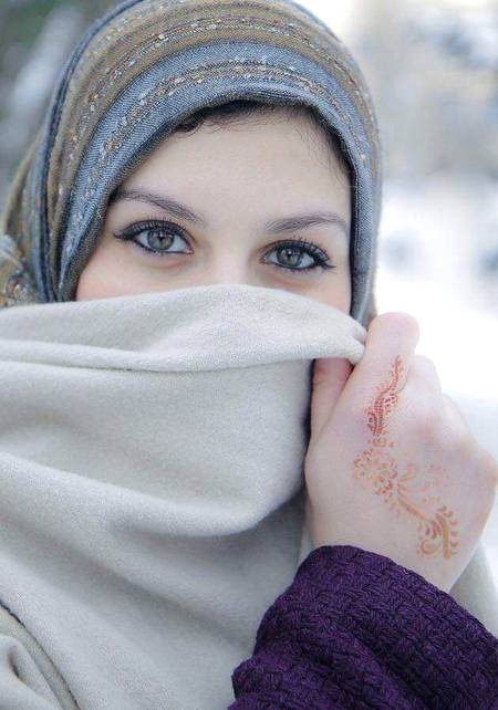 میرا ایمان یہ کہتا ہے تجــھے دیکھ کے بھی
جو تیرے لمس کی خواہش نہ کرے, کافر ہے!.