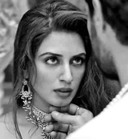 میری محبت ادھوری ہے 😌
تیرا کراچی آنا ضروری ہے 🙈
Smart💕