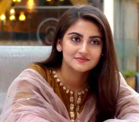 LikhA hy kiya nasebon mn....

Muhabat ka khuda jany....

Jo dil had sy guzar Jay....

Kisi ki wo kahan many....
