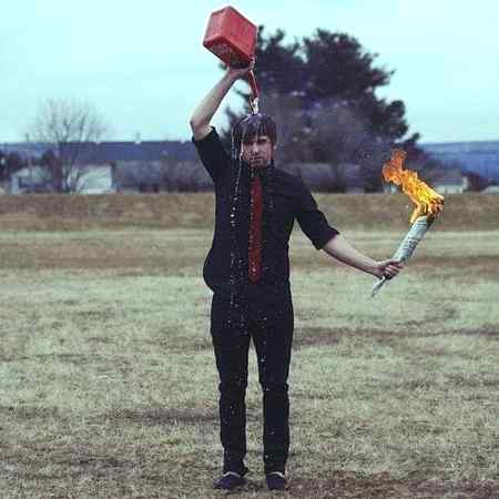 ,تیرا کچھ باقی ہے تو لے جا مجھ سے
میں خود کو اب آگ لگانے والا ہوں