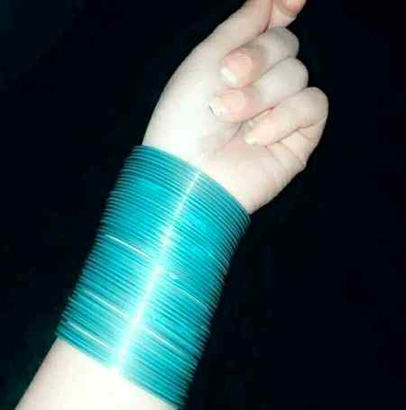 مجھ کو تیری نہ تجھ کو میری خبر جا ئے گی 

 عید اب کے بھی دبے پا ؤ ں گزر جائے گی۔
*A*