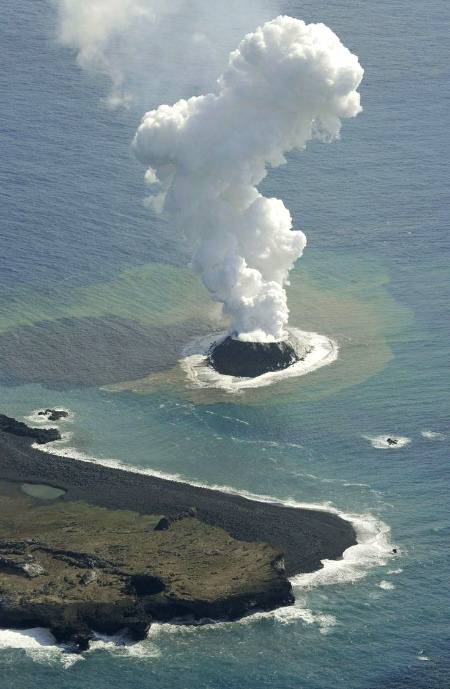 New island rises from the sea after volcanic eruption___far south of Tokyo