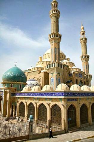 Jalil Al khayat Mosque 
There are more than 300 Mosque in Erbil but jalil Al khayat is by far the city's largest.its grand hall  can accommodate 2000...💕💕